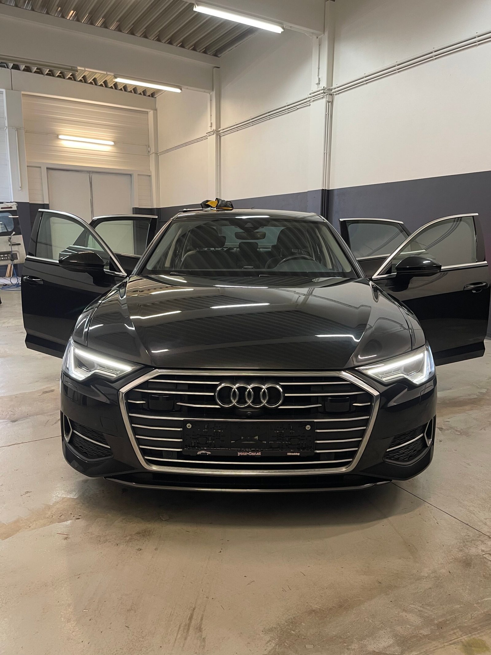 Glänzendes Fahrzeug nach professioneller Außenreinigung – sauberer Lack, glänzende Felgen und streifenfreies Finish